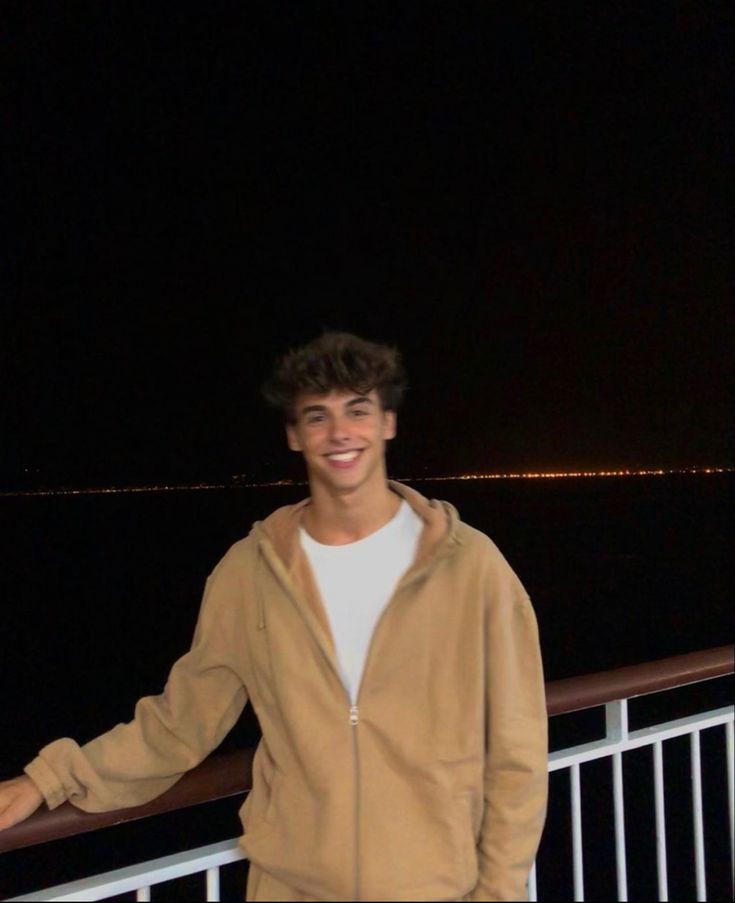 <em>Carlos </em>Alcántara<em> H.</em>